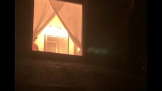 Мужик шпионит за сексуальной соседкой через окно